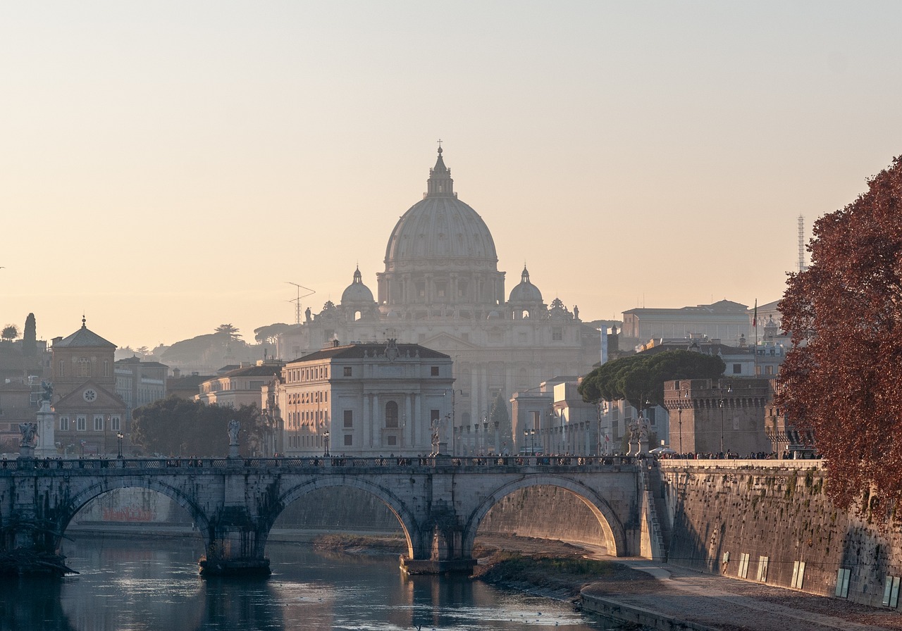 Fragments of cornice fall in Rome man slightly injured