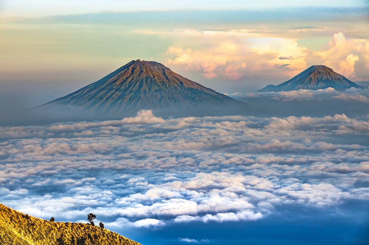 Mount Lewotobi Erupts Again, Residents in Panic Mode